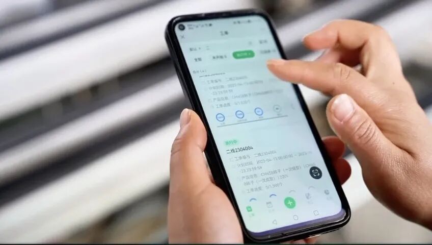 南通万成机电案例:之前我们就是以生产工单开张卡片的形式,然后领物料往下生产,卡片是纸质的,后续还需要人去统计。而小工单全程都是自动化生成的,避免了很多比如遗失、误报的可能性…