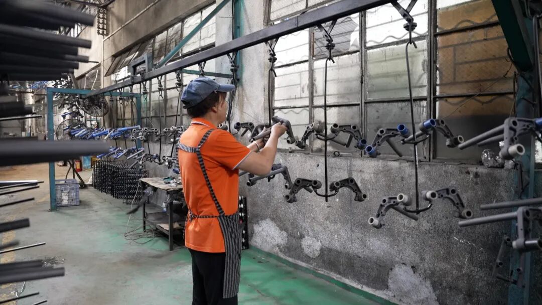 广州市精东汽车配件有限公司案例:广州市精东汽车配件有限公司主要从事摩托车零部件及配件的制造,年产值2000 万左右,主要从事各类摩托车龙头方向柱生产,有20多道工序,包括钻孔加工…